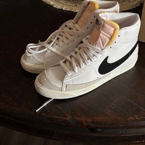Nike 9 men Eu 42.5White High-Top mid 77 Sneakers EUC worn once!
